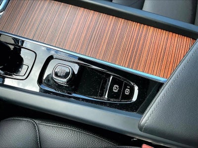 2024 Volvo XC60 Plus Dark Theme