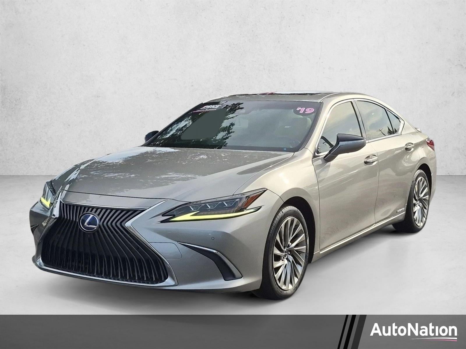 2019 Lexus ES 300h 300h Luxury's photo