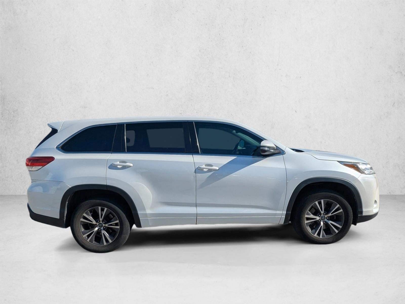 2017 Toyota Highlander LE V6 FWD (GS)