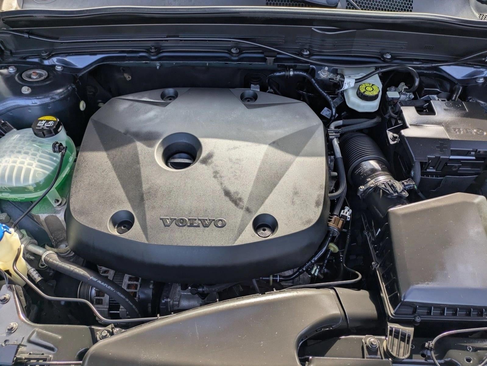 2022 Volvo XC40 T5 AWD R-Design