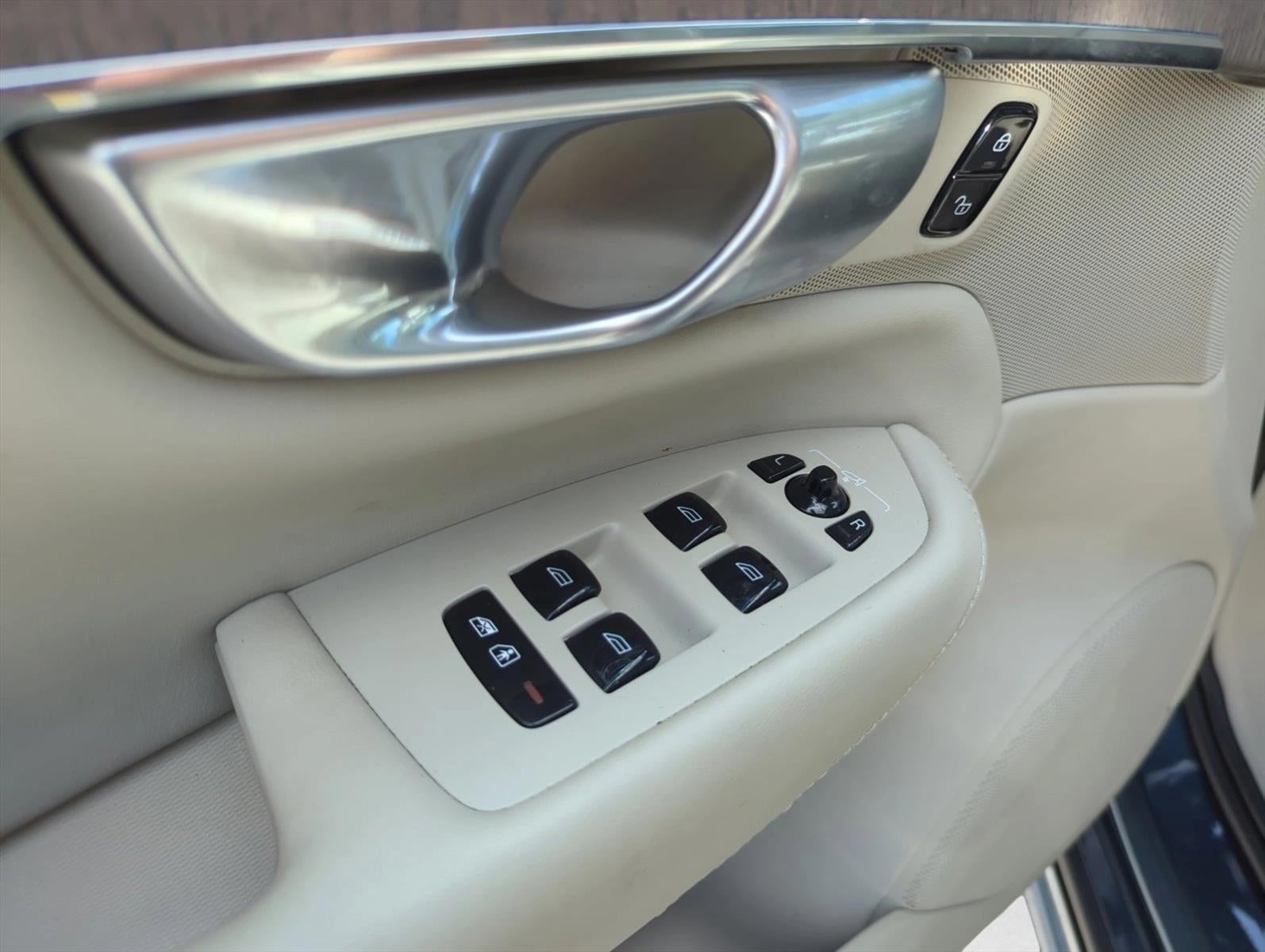2024 Volvo XC90 B5 AWD Plus Bright Theme 7P