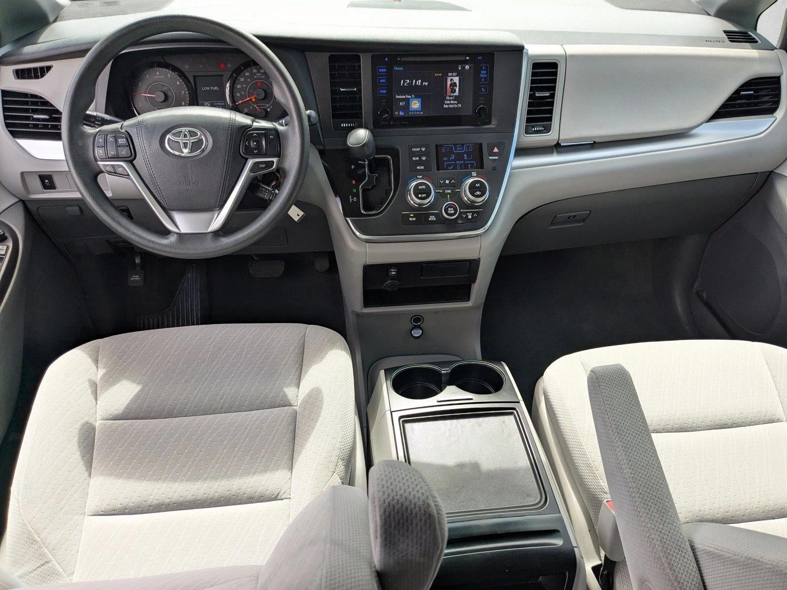 2017 Toyota Sienna LE FWD 8-Passenger (Natl)