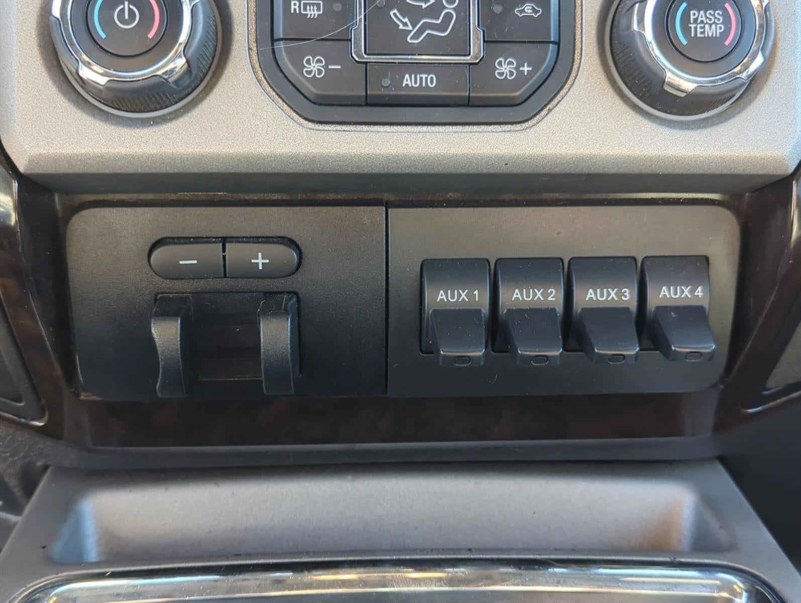 2015 Ford Super Duty F-350 DRW 4WD Crew Cab 8 Ft Box Platinum