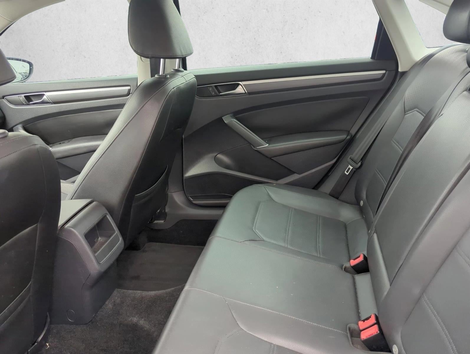 2017 Volkswagen Passat R-Line w/Comfort Pkg Auto