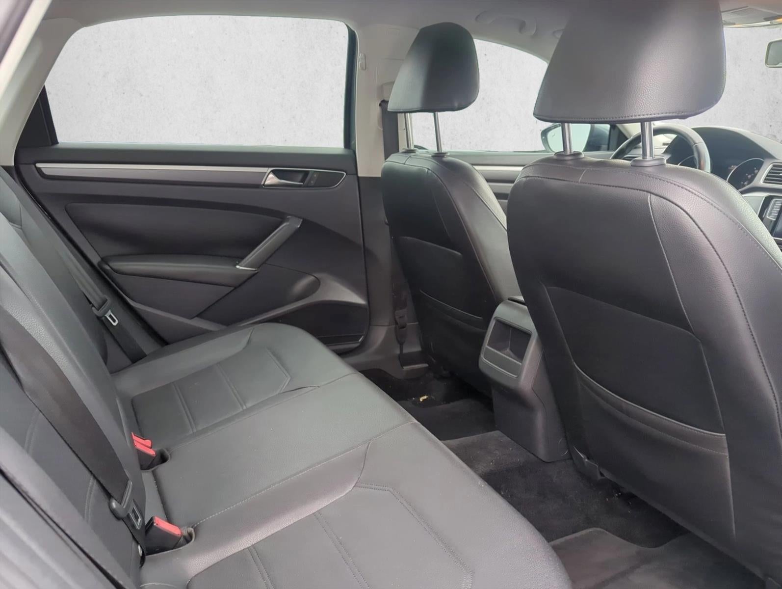 2017 Volkswagen Passat R-Line w/Comfort Pkg Auto