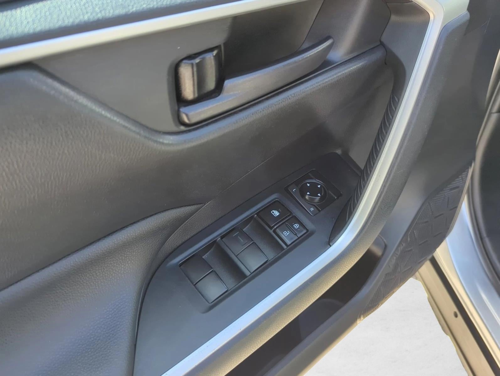 2021 Toyota RAV4 LE FWD (GS)