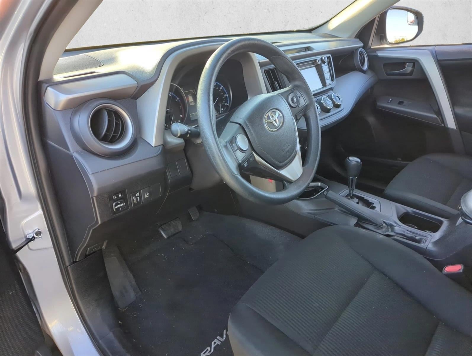 2017 Toyota RAV4 LE FWD (GS)