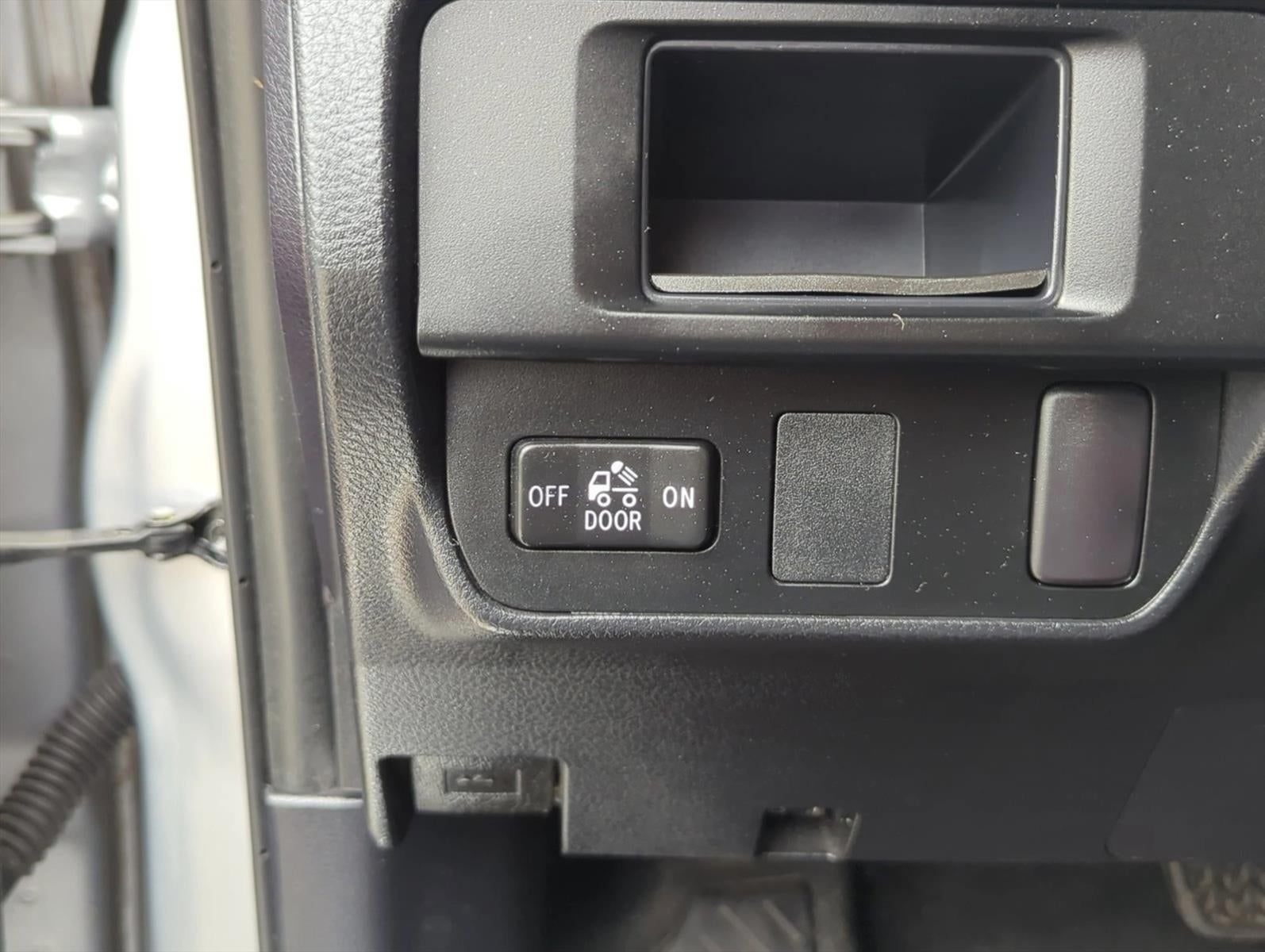 2017 Toyota Tacoma SR Double Cab 5' Bed I4 4x2 AT (GS)