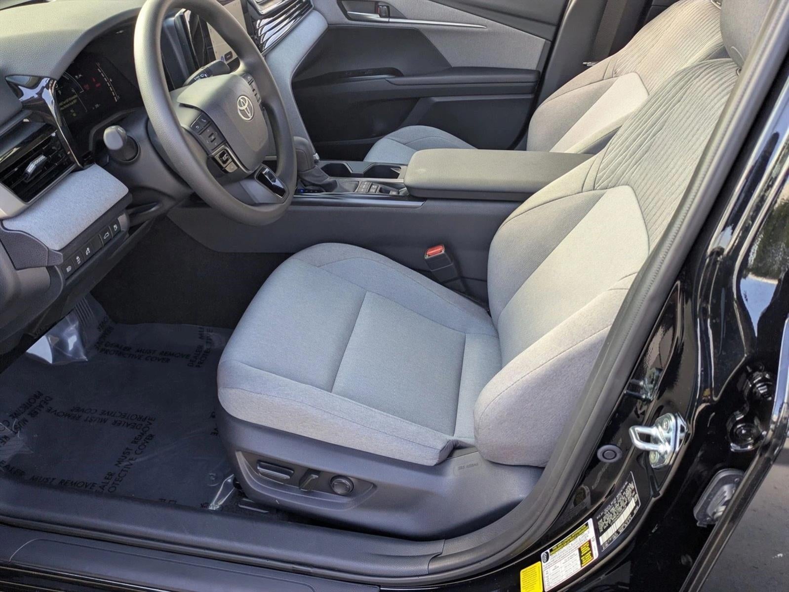 2025 Toyota Camry LE (SE)