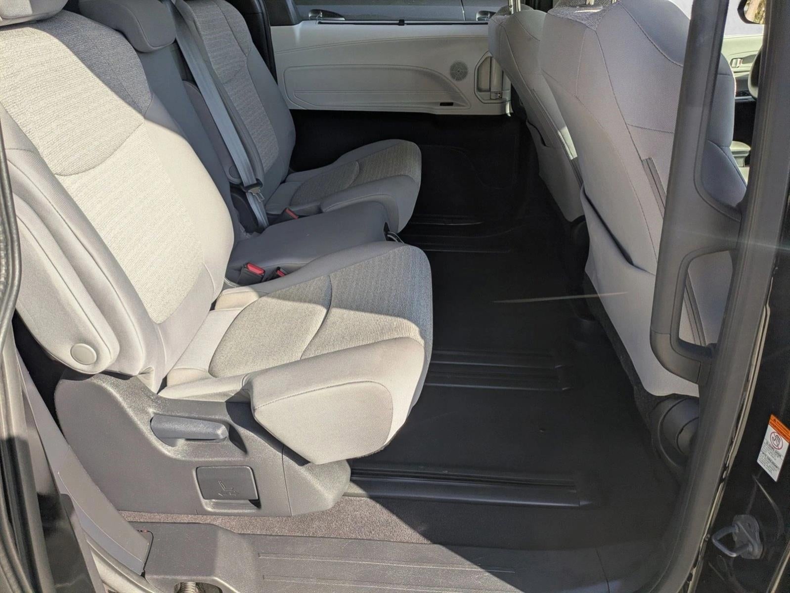 2025 Toyota Sienna LE FWD 8-Passenger (Natl)