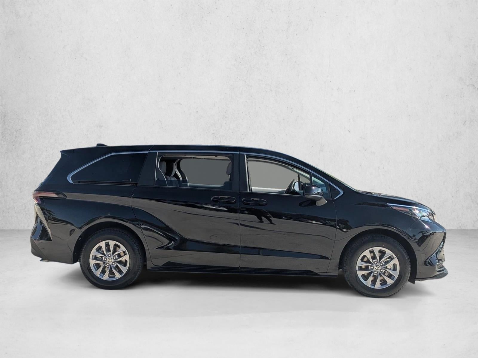 2025 Toyota Sienna LE FWD 8-Passenger (Natl)