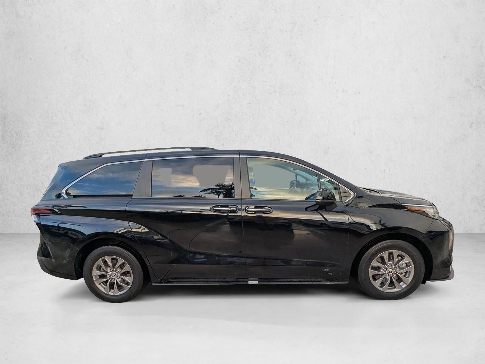 2023 Toyota Sienna XLE FWD 8-Passenger (Natl)