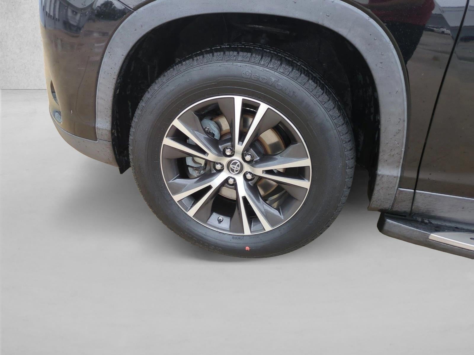 2019 Toyota Highlander LE I4 FWD (Natl)