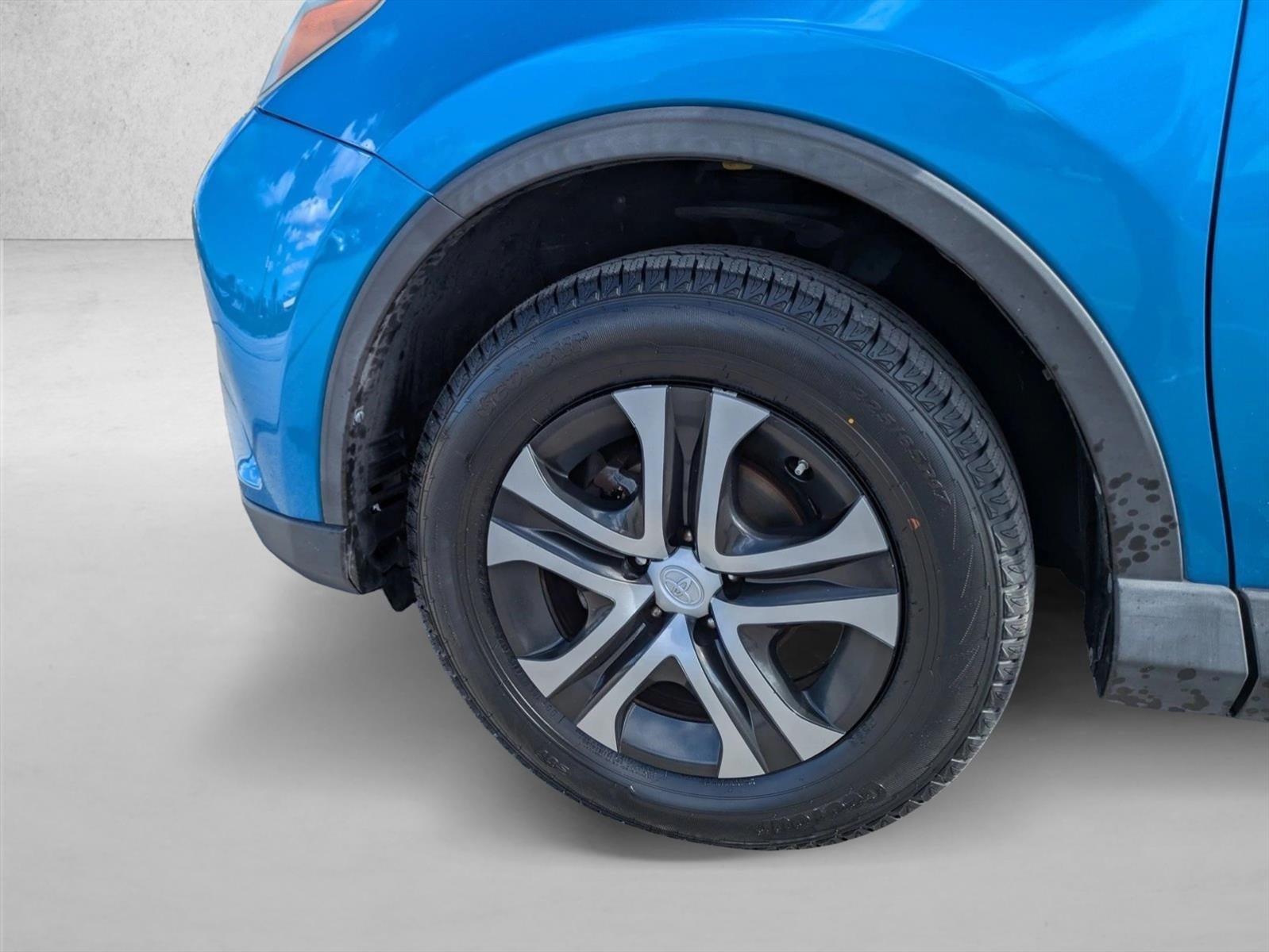 2017 Toyota RAV4 LE FWD (GS)