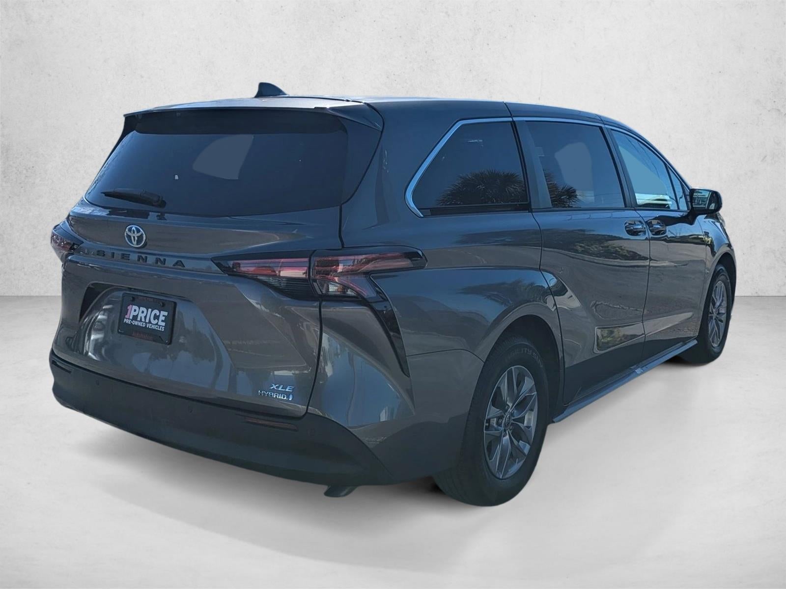2022 Toyota Sienna XLE FWD 8-Passenger (Natl)
