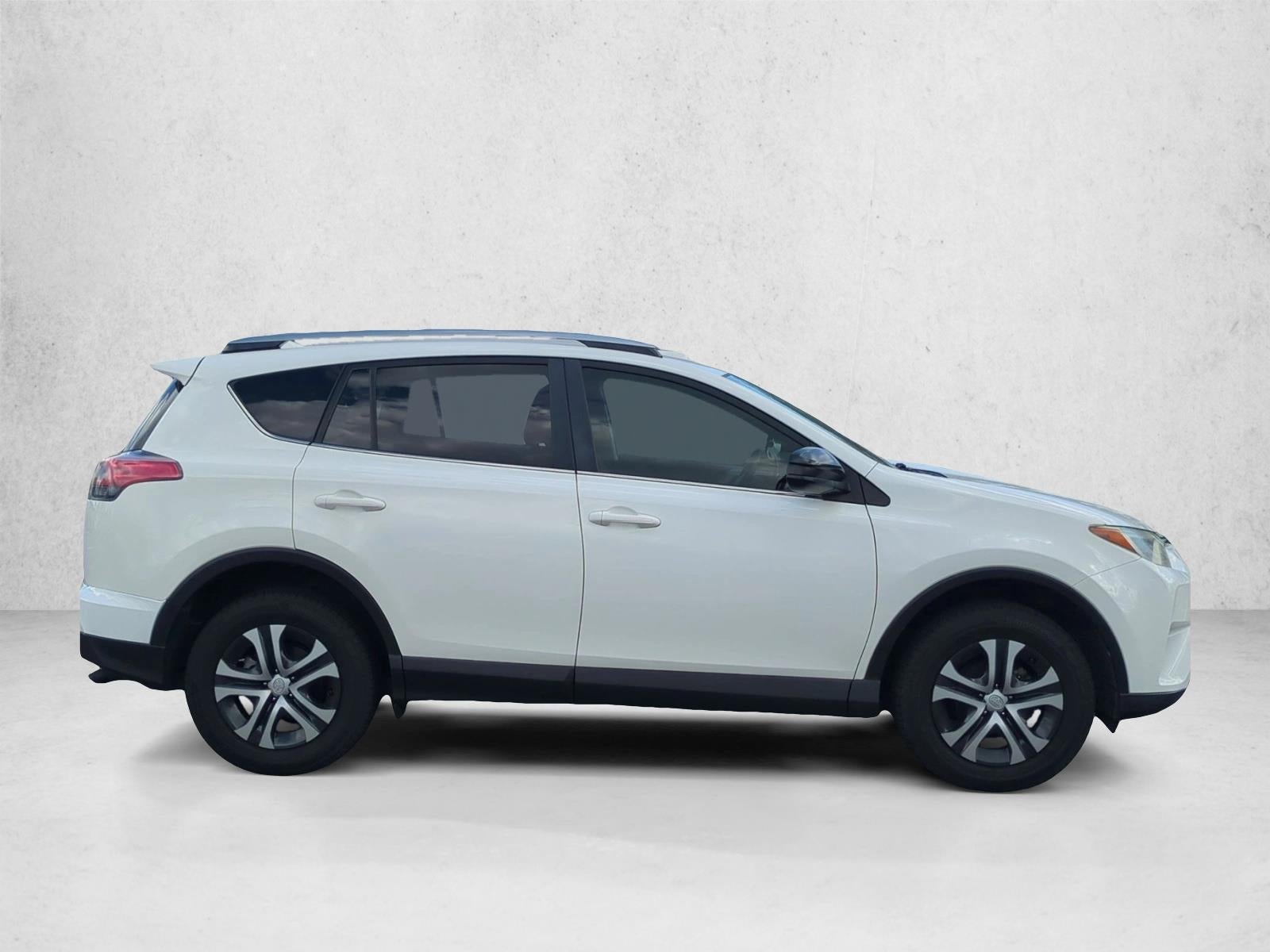 2017 Toyota RAV4 LE FWD (GS)