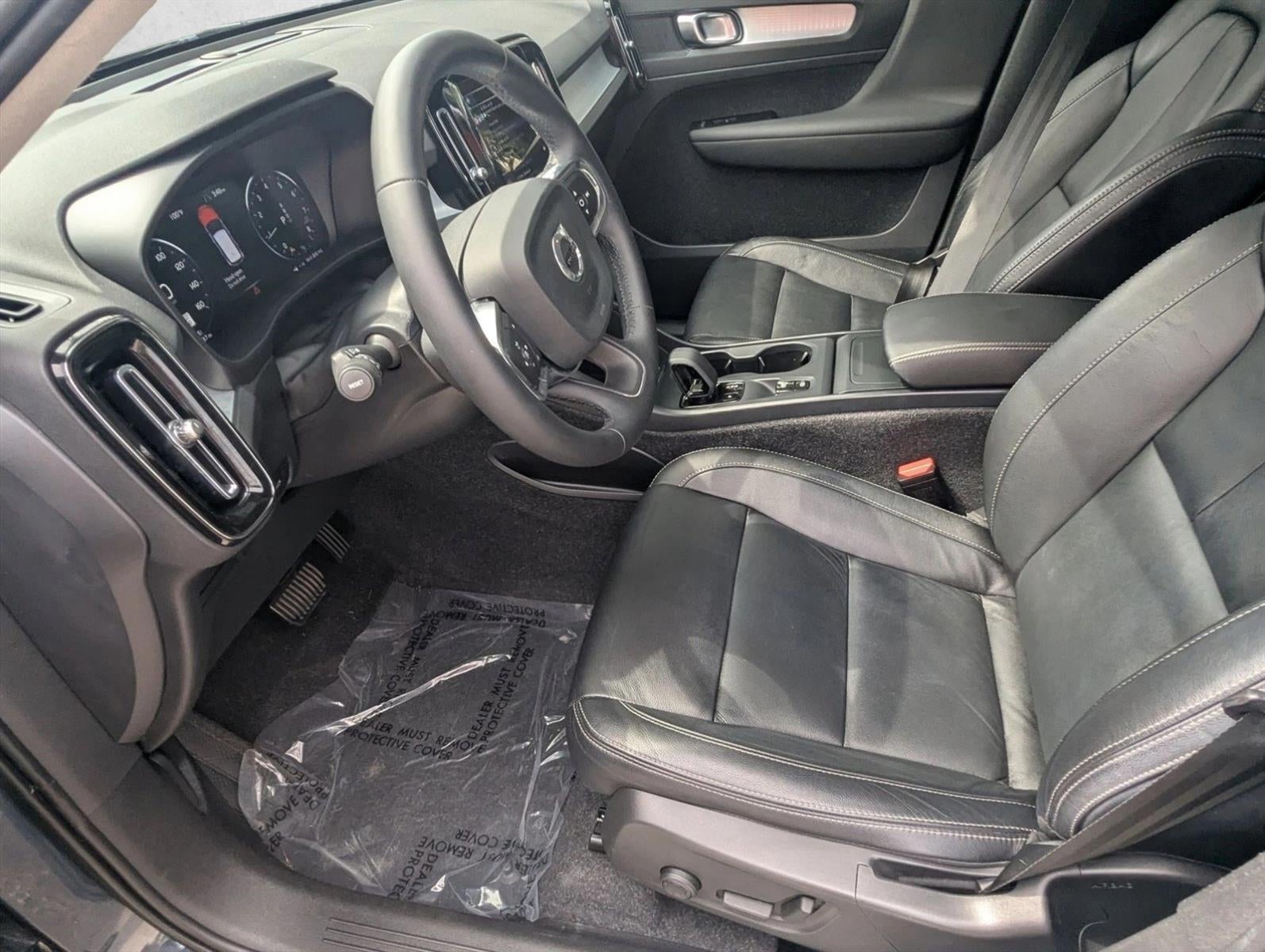 2022 Volvo XC40 T5 AWD Momentum