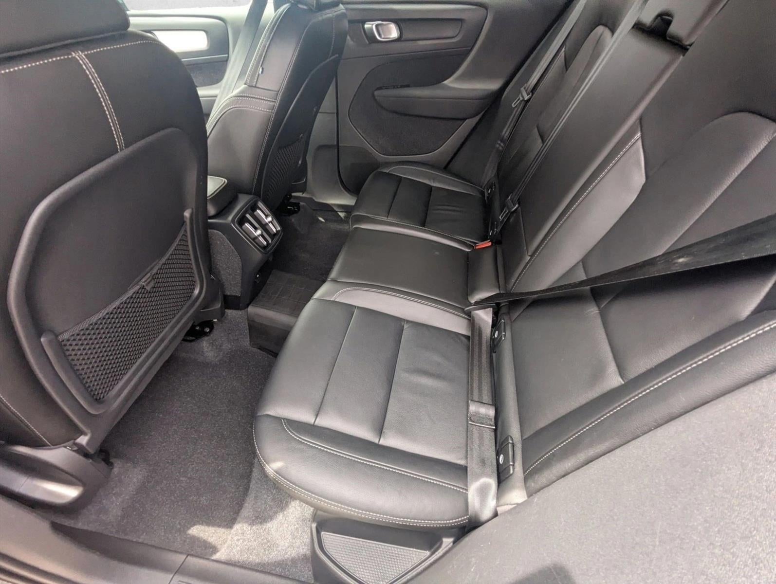 2022 Volvo XC40 T5 AWD Momentum