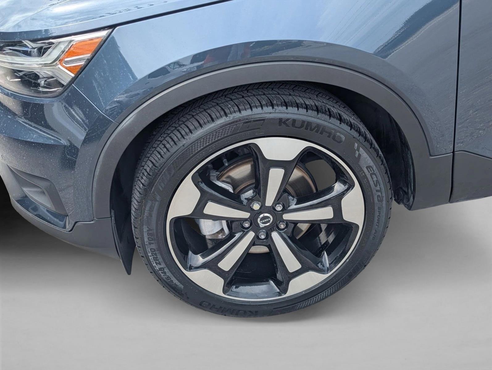 2022 Volvo XC40 T5 AWD Momentum