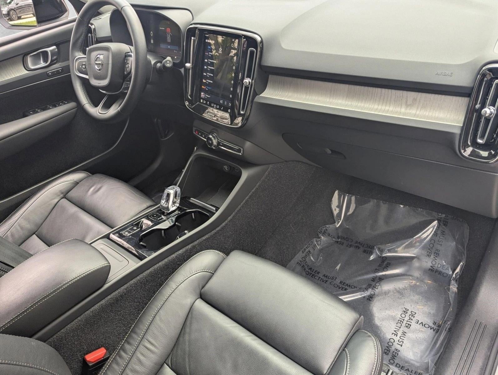 2023 Volvo XC40 B5 AWD Plus Dark Theme