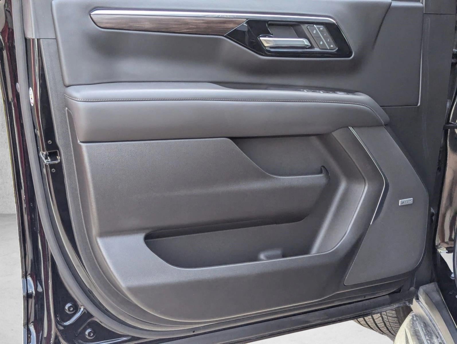 2025 Chevrolet Suburban 4WD LT