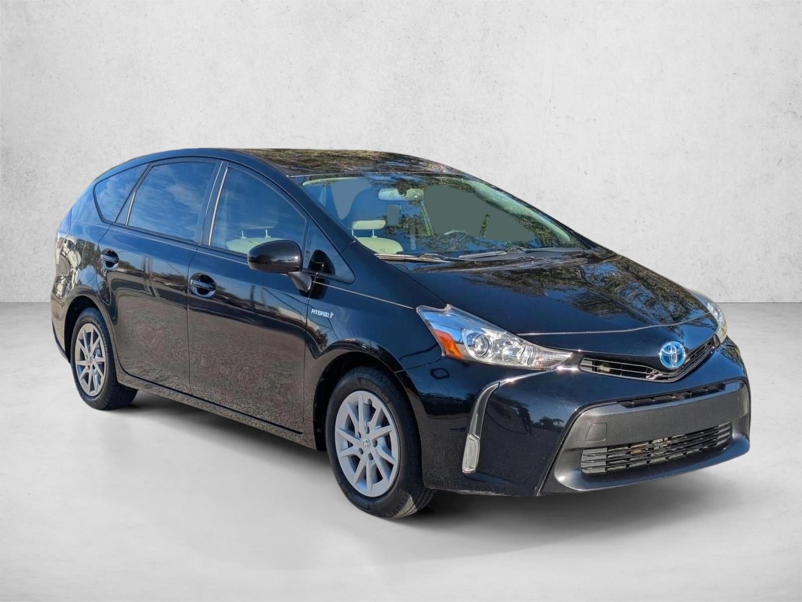 2017 Toyota Prius v Four (Natl)