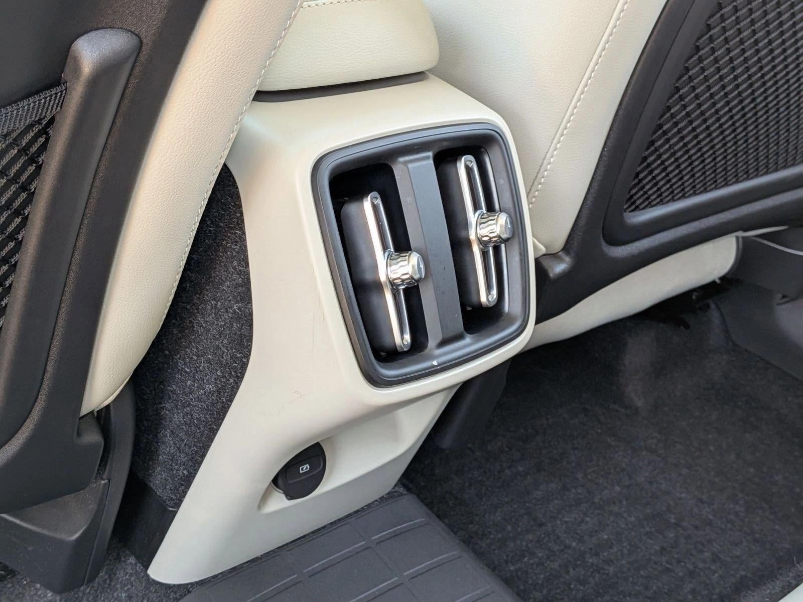 2019 Volvo XC40 T5 AWD Momentum